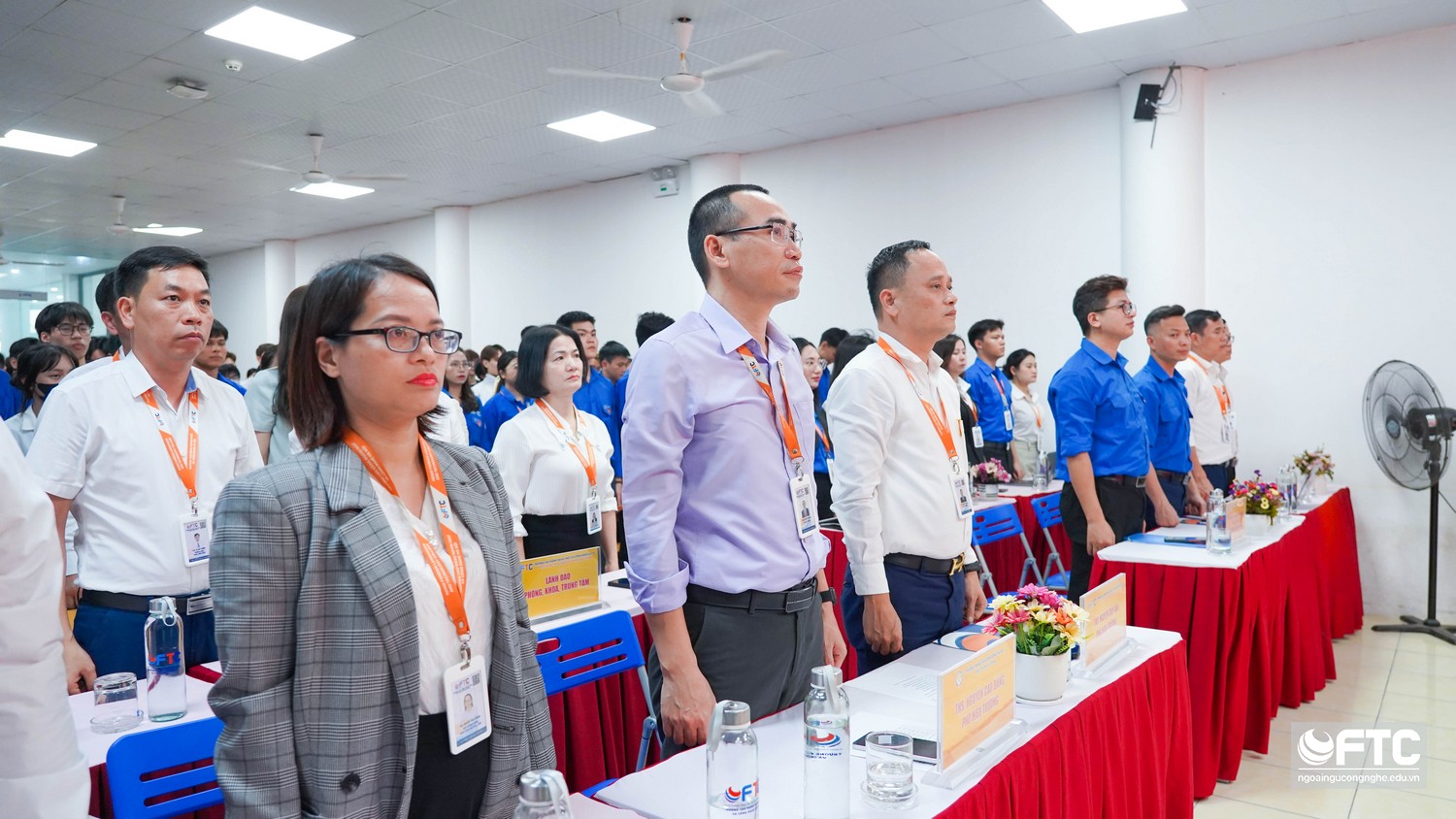 Các đại biểu thực hiện nghi thức chào cờ 