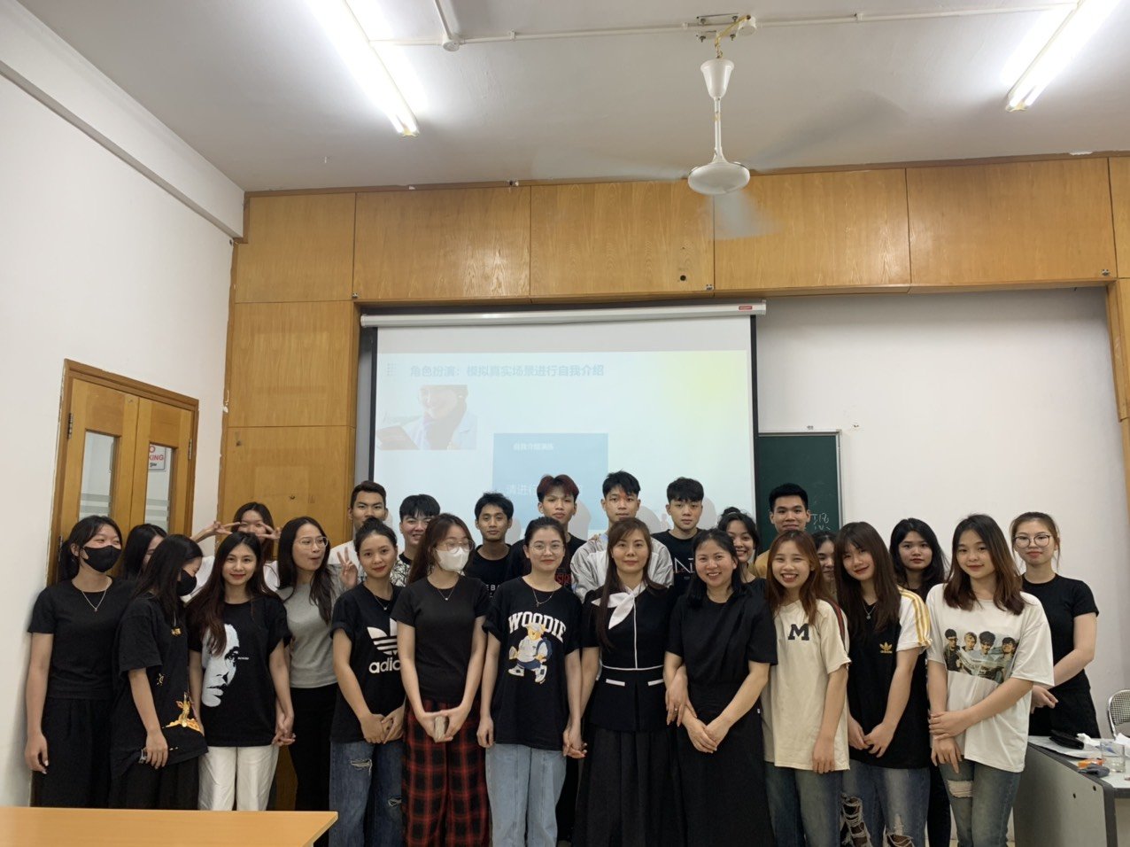 Trải nghiệm giờ học với giảng viên nước ngoài cùng sinh viên khoa Ngôn ngữ Trung Quốc FTC