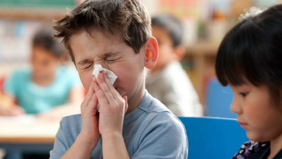 Trẻ bị cúm A: nên cho chăm sóc tại nhà hay tiếp tục đến trường?
