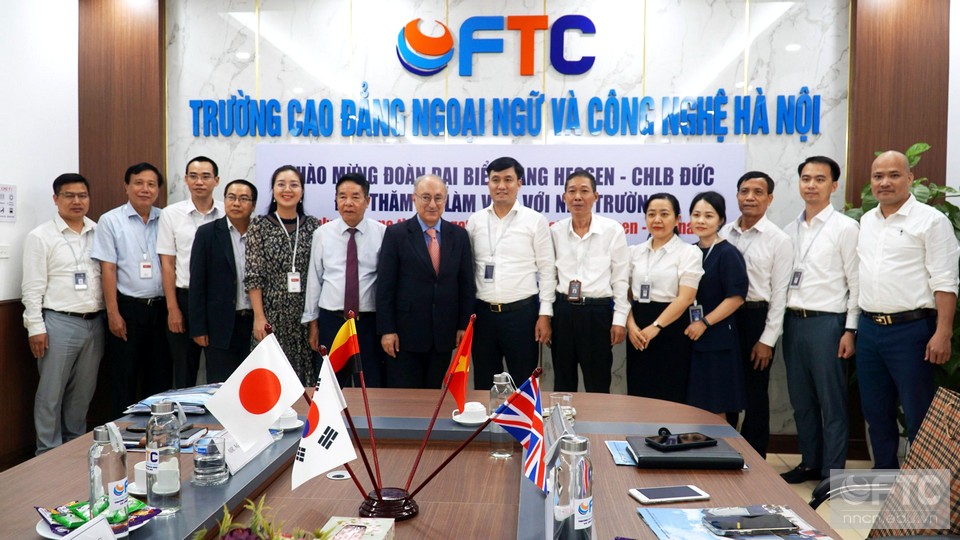 Đoàn cán bộ Tổ chức hỗ trợ đại học thế giới và đại diện văn phòng bang Hessen CHLB Đức tại Việt Nam tới thăm, làm việc với Trường Cao đẳng Ngoại ngữ và công nghệ Hà Nội (FTC)