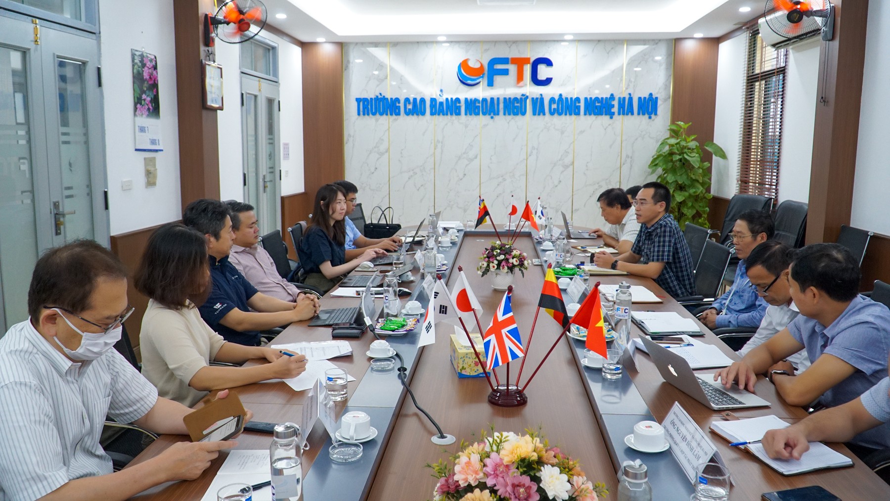 Đại diện Tập đoàn Toprank (Nhật Bản) và Công ty TNHH GKM Việt Nam tới thăm, làm việc tại Cao đẳng Ngoại ngữ và Công nghệ Hà Nội