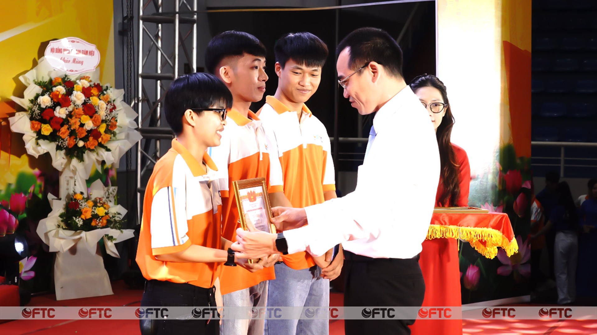 Nụ cười rạng rỡ nâng bước hành trình