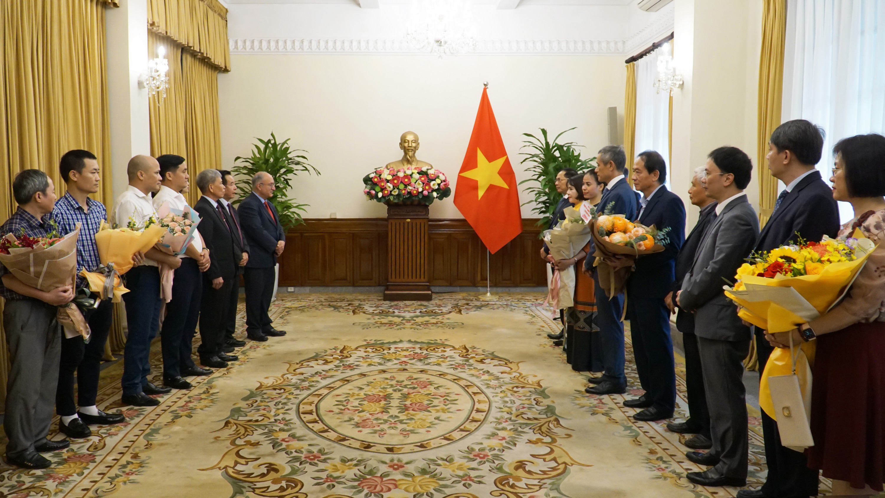 Tiến sỹ Kambiz Ghawami đón nhận Huân chương Hữu nghị của Chủ tịch nước CHXHVN Việt Nam