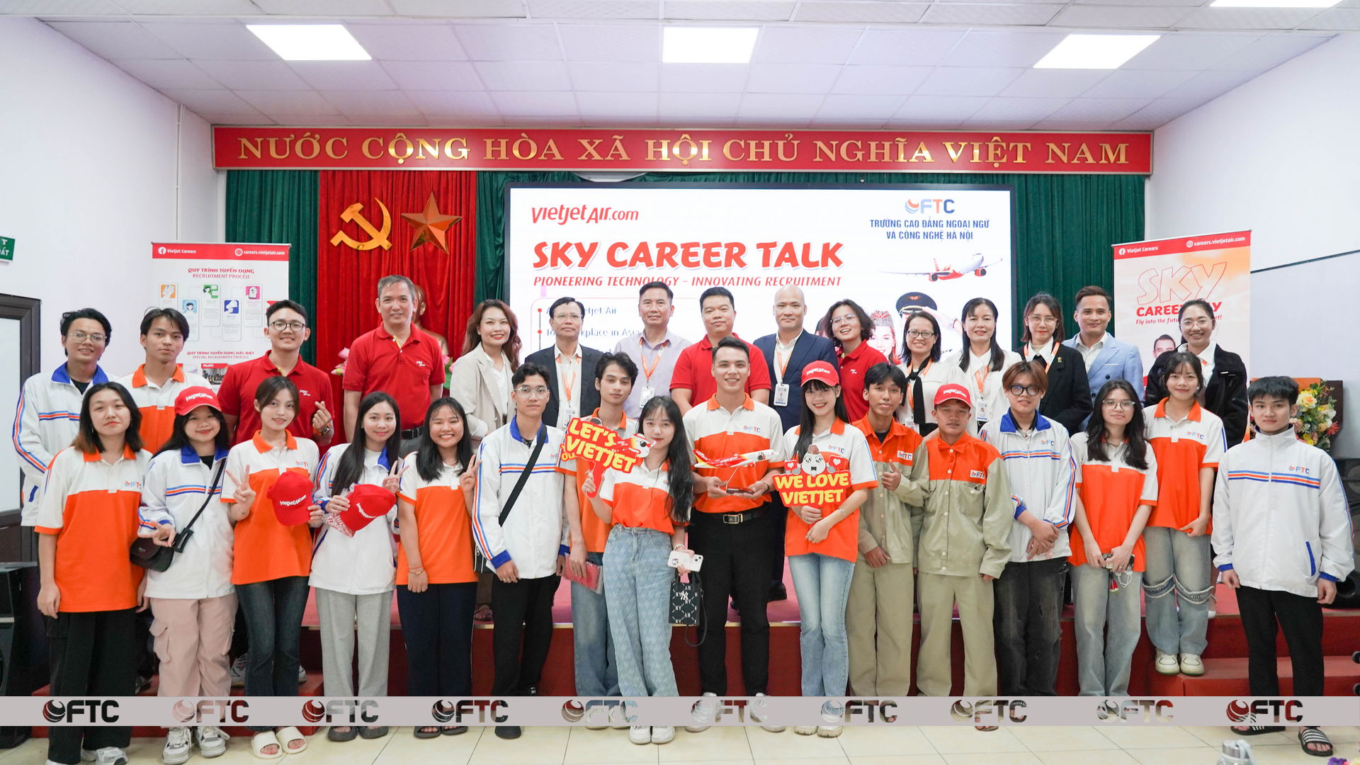 Vietjet Sky Career Talk tại Trường Cao đẳng Ngoại ngữ và Công nghệ Hà Nội - Chắp cánh giấc mơ hàng không