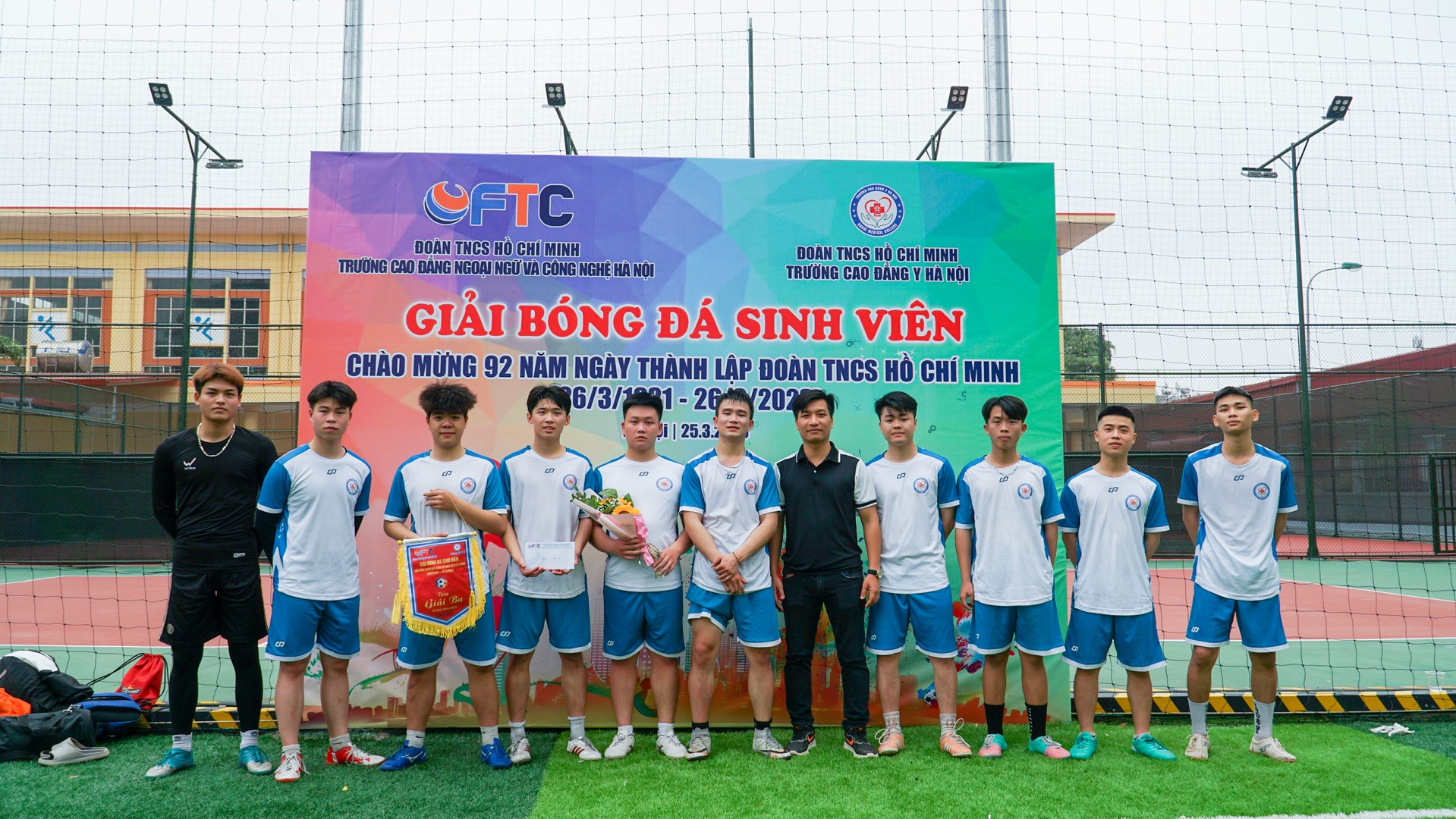 Thầy Tạ Duy Mạnh - Phó Bí thư Đoàn Thanh niên Trường Cao đẳng Y Hà Nội trao giải ba cho đội HMC