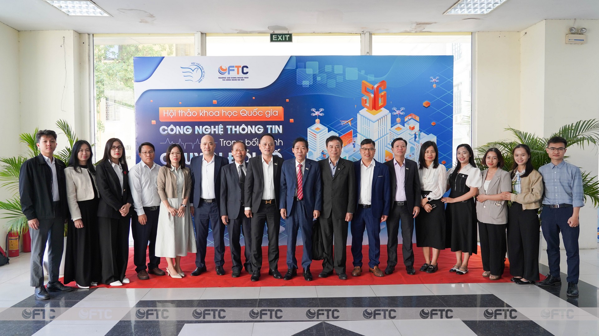 Làn sóng chuyển đổi số Việt nam 2025: Hội thảo Khoa học Quốc gia - Khai phá tiềm năng công nghệ thông tin. Từ nghiên cứu đến ứng dụng thực tế.