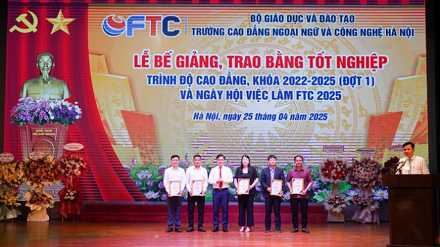 /upload/images/tin-tuc-su-kien/ngay-hoi-viec-lam-ftc-2025-06-6-(1).jpg