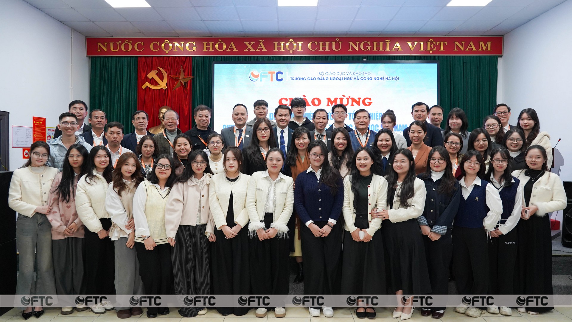 Sinh viên chuyên ngành Quản lý Giáo dục - ĐHSP Hà Nội thực tập cuối khóa tại Trường Cao đẳng Ngoại ngữ và Công nghệ Hà Nội