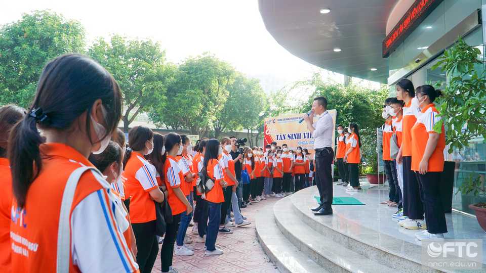Toàn cảnh ngày đầu đi học của sinh viên K22 tại Trường Cao Đẳng Ngoại Ngữ Và Công Nghệ Hà Nội
