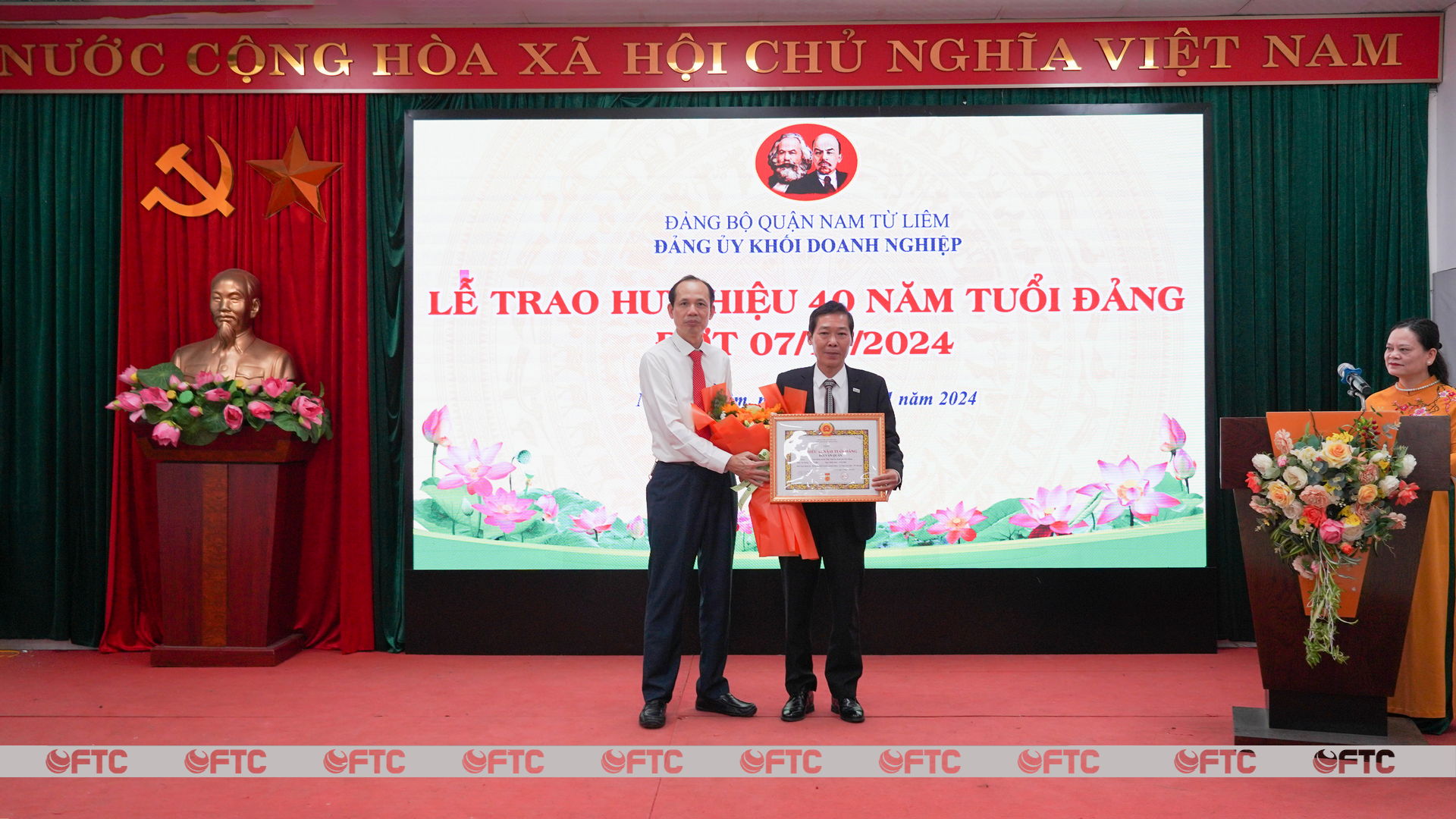 NGUT. PGS. TS Bùi Văn Quân - Hiệu trưởng Trường Cao đẳng Ngoại ngữ và Công nghệ Hà Nội vinh dự nhận Huy hiệu 40 năm tuổi Đảng.