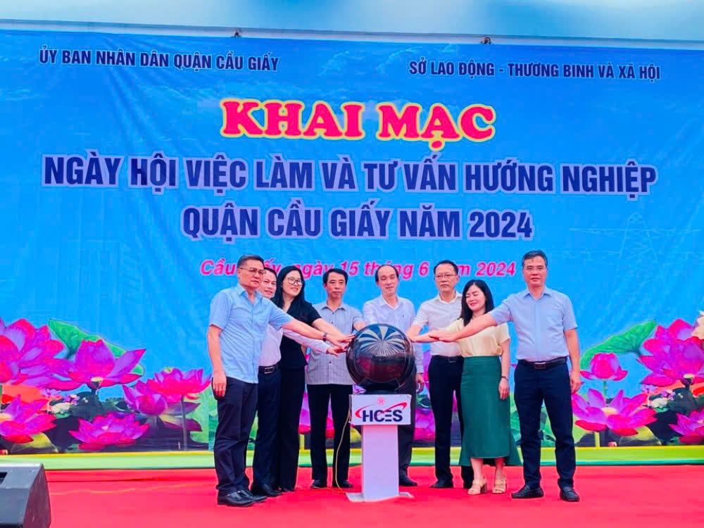 Trường Cao đẳng Ngoại ngữ và Công nghệ Hà Nội tham dự ngày hội Việc làm và tư vấn hướng nghiệp quận Cầu Giấy năm 2024